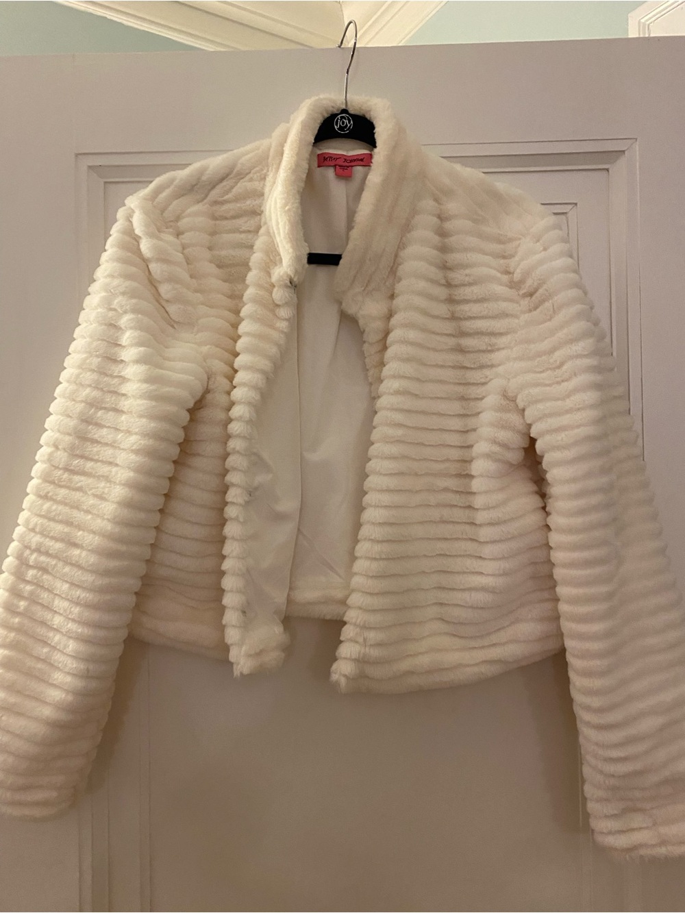 Betsy Johnson faux fur cream cropped jacket- like new
